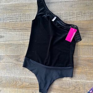 NWT--Sz Medium--Commando Velvet Body Suit One Shoulder--Black